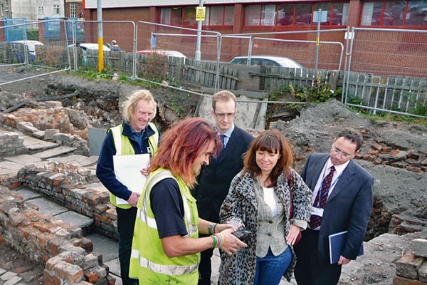 Archaeologists discuss finds on-site with team